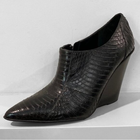Kenneth Cole Black Snakeskin Pointy Ankle Bootie Size 9 - Picture 1 of 14